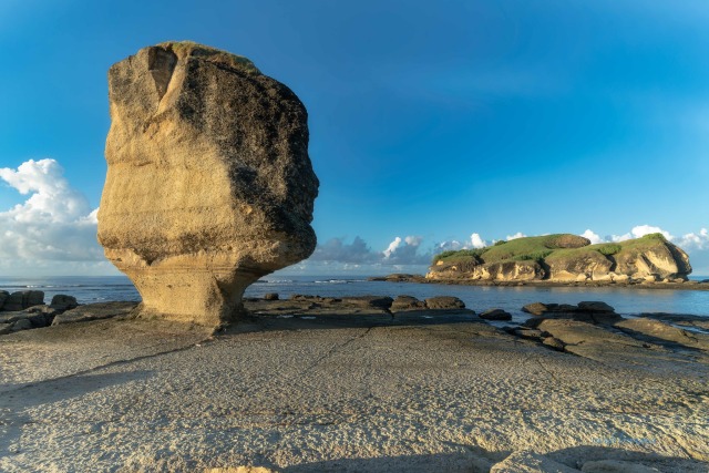 Ikon Wisata Batu Payung di Lombok Tengah Roboh Akibat