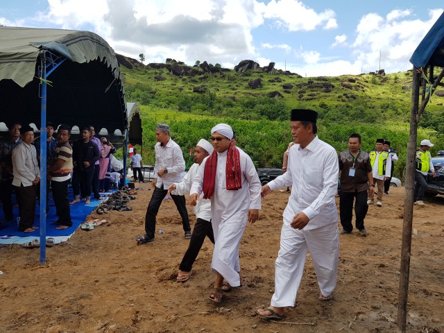 Hamdhani menyambut kedatangan Ustad (Foto: Joko Hardyono)