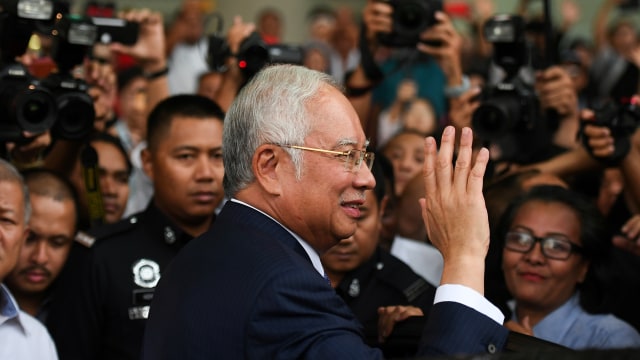 Eks PM malaysia, Najib Razak usai diadili di Pengadilan Kuala Lumpur karena kasus korupsi. Foto: AFP/MOHD RASFAN