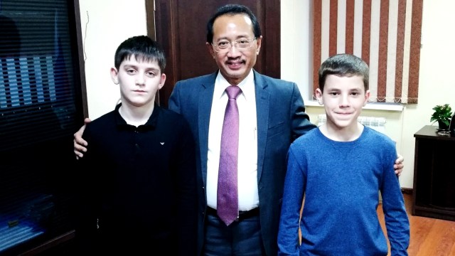 Dubes RI bersama 2 anak Dagestan bernama Sukarno. Foto: Dok. KBRI Moskow