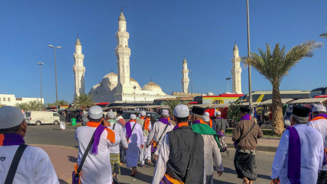 Jamaah menuju Masjid Quba untuk berziarah. Foto: Suparta/acehkini