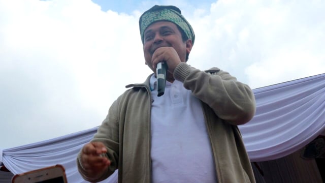 Ustaz Haikal saat menyampaikan tausiah di acara Isra Mi'raj yang digelar di Halaman Istana Maimun. Foto: Rahmat Utomo
