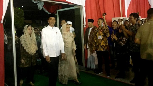 Jokowi tiba di Gor Pandawa Sukoharjo, Jawa Tengah untuk mengikuti peringatan Isra Miraj. Foto: Moh Fajri/kumparan