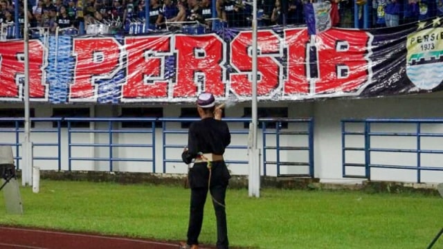 Suporter Persib membentangkan spanduk pada sebuah laga. Foto: Aditia Noviansyah/kumparan