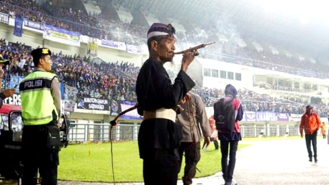KONTEN SPESIAL PAWANG HUJAN, Abah Ipin, Persib Bandung