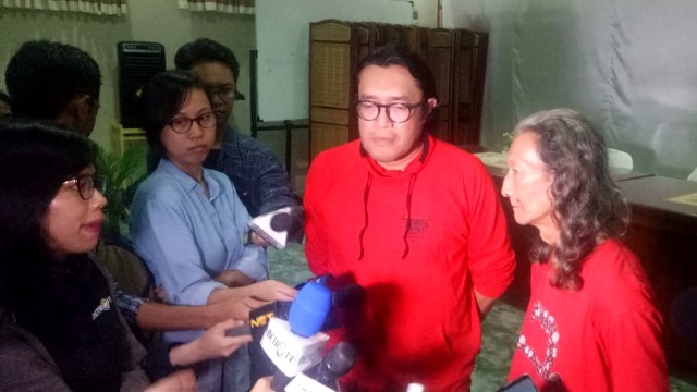 Ketua DPD PDIP Jabar Ono Surono dan Kader PDIP Surono (Petani Penemu Padi MSP). Foto: Fahrian Saleh/kumparan