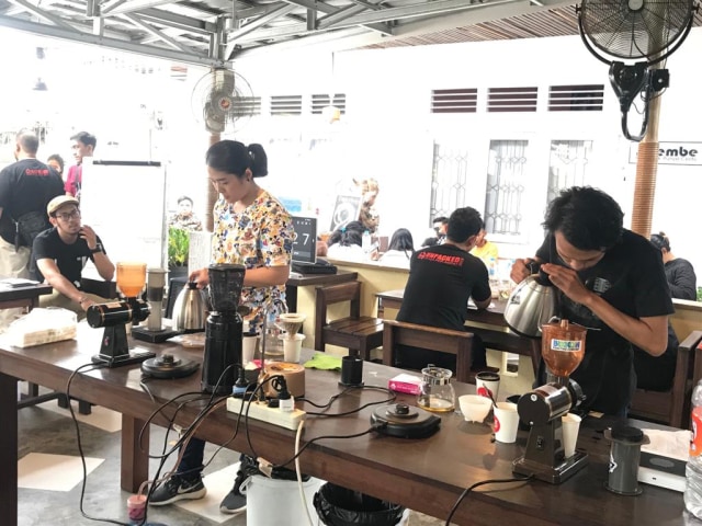 Barista mengikti War Of Brewers yang digelar Cafe Tyga Perampat Pontianak. Foto Teri Bulat