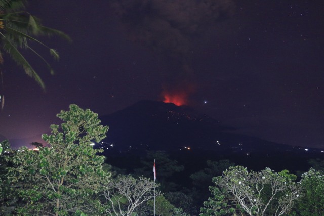 Gunung Agung Erupsi Kamis (4/4) dini hari. Foto: istimewa