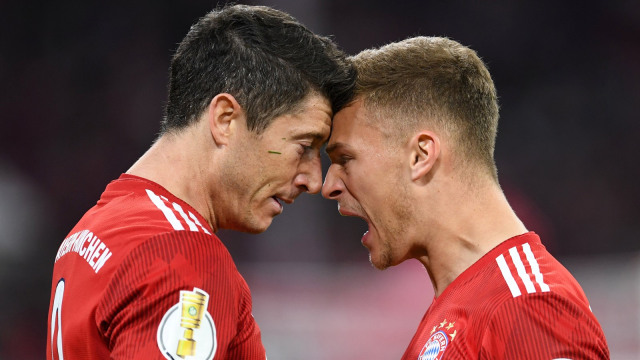 Pekik puas Joshua Kimmich (kanan) usai Robert Lewandowski (kiri) mencetak gol kelima Bayern. Foto: Andreas Gebert/Reuters