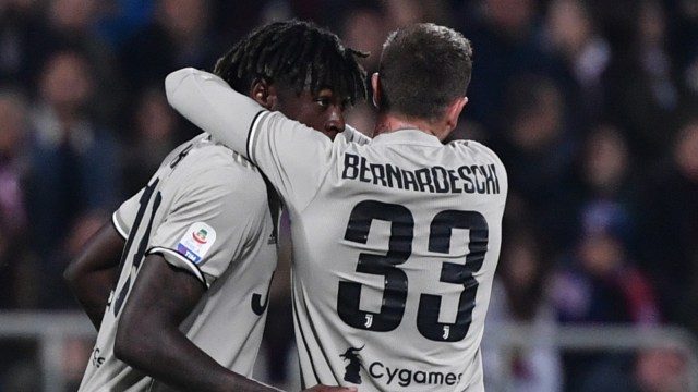 Moise Kean ditenangkan oleh Federico Bernardeschi. Foto: Marco Bertorello / AFP