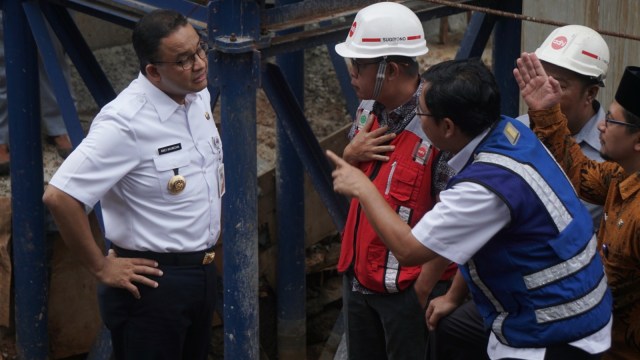 Gubernur DKI Jakarta, Anies Baswedan (kiri) meninjau titik banjir di Underpass Cawang, Jakarta, Kamis (4/4). Foto: Irfan Adi Saputra/kumparan