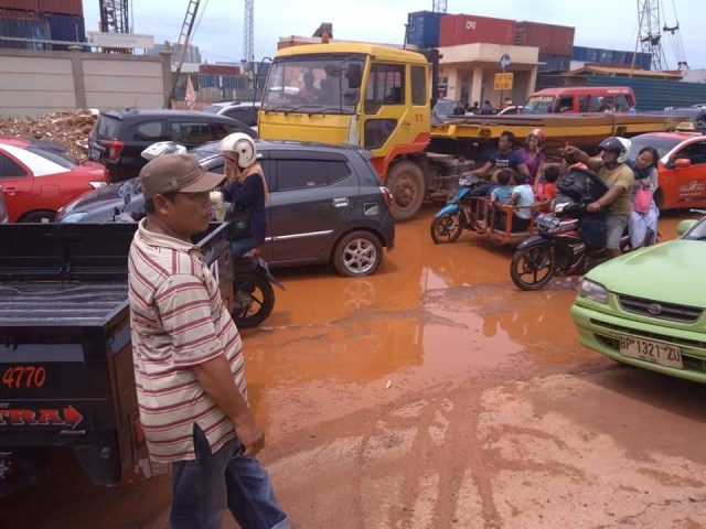 Foto kondisi pelabuhan saat hujan