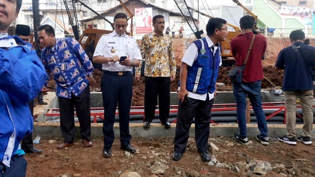 Gubernur DKI Jakarta Anies Baswedan meninjau titik banjir di Cililitan, Jakarta, Kamis (4/4). Foto: Irfan Adi Saputra/kumparan