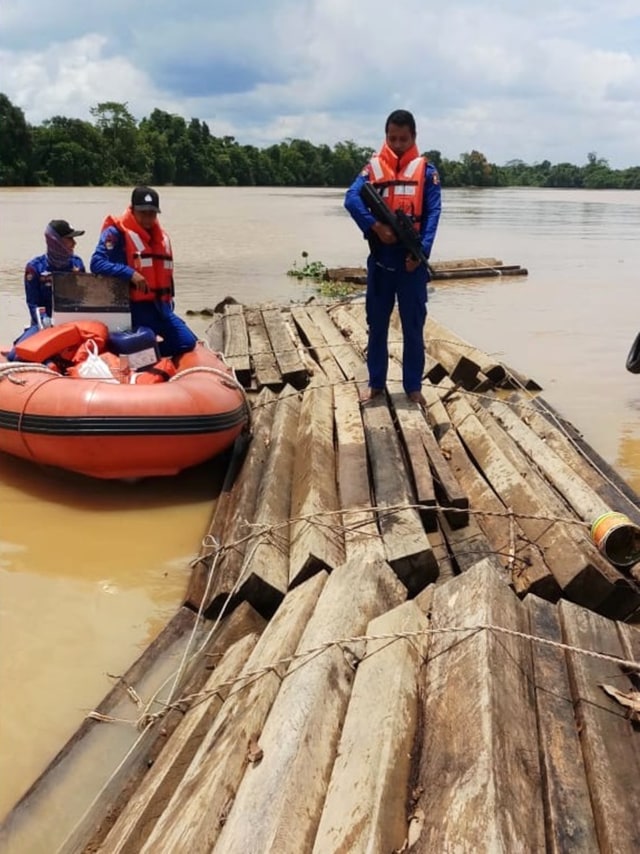 Polisi mengamankan kapal pembawa 26 kubik kayu di Kalimantan Barat. Foto: Dok. Istimewa