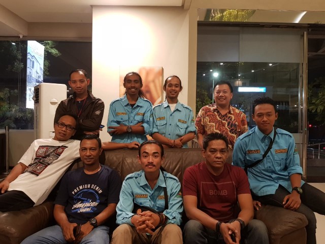 Tim Ekslotrasi Macan Tutul Jawa berfoto bersama dengan Founder CCFrontier Eko Baskoro (depan, dua dari kanan) dan sejumlah pengurus CCFrontier yang lain. (foto: Irham Thoriq/Tugu Malang).