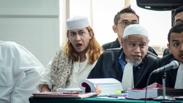 Terdakwa kasus dugaan penganiayaan terhadap remaja Bahar bin Smith (kiri) menjalani sidang lanjutan dengan agenda pemeriksaan saksi di Gedung Perpustakaan dan Kearsipan Kota Bandung, Jawa Barat, Kamis (4/4). Foto: ANTARA FOTO/Raisan Al Farisi