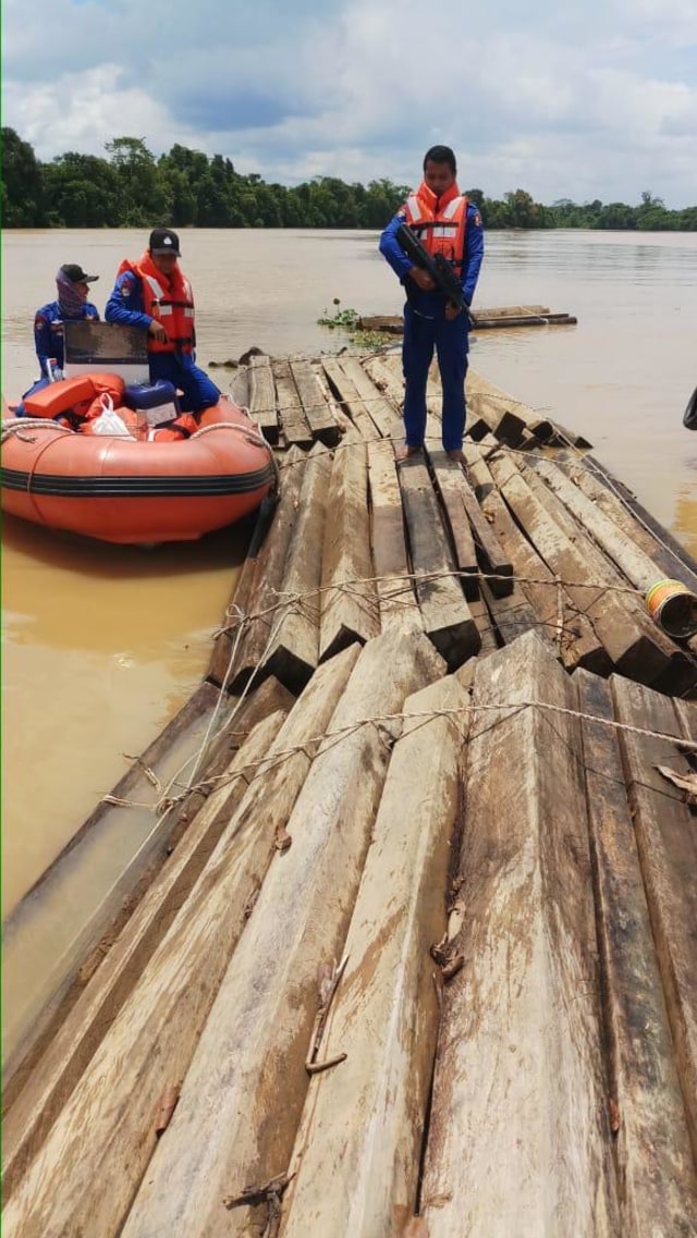 Personel Polisi Perairan Polda Kalbar mengamankan kayu ilegal yang diduga berasal dari praktik ilegal logging. Foto: Dok Hi!Pontianak.