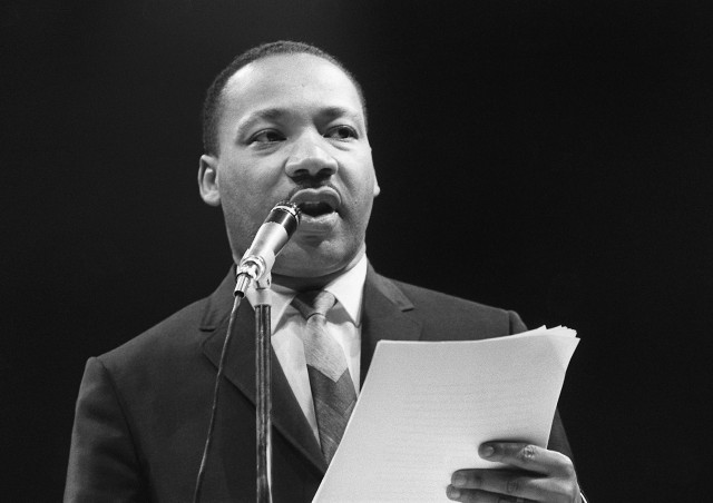 Pendeta Amerika Serikat dan Pemimpin Gerakan Hak Sipil AS, Martin Luther King, berpidato di Paris terkait dalam pergerakan perdamaian (29/3/1966). Foto: AFP