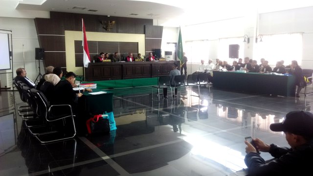 Kakek MUK Sebagai Saksi di sidang Habib Bahar bin Smith atas kasus penganiayaan terhadap CAJ di Kantor Dinas Perpustakaan dan Kearsipan, Kota Bandung, Kamis (4/4). Foto: Rachmadi Rasyad/kumparan
