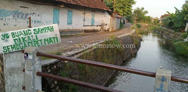 Rambu larangan di Desa Ental Sewu, Kecamatan Buduran, Sidoarjo Foto: Budi S/JatimNow