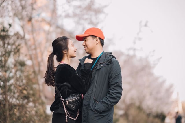 Joshua dan Clairine berpose dengan latar cherry blossom yang cantik. Foto: Instagram @jojosuherman