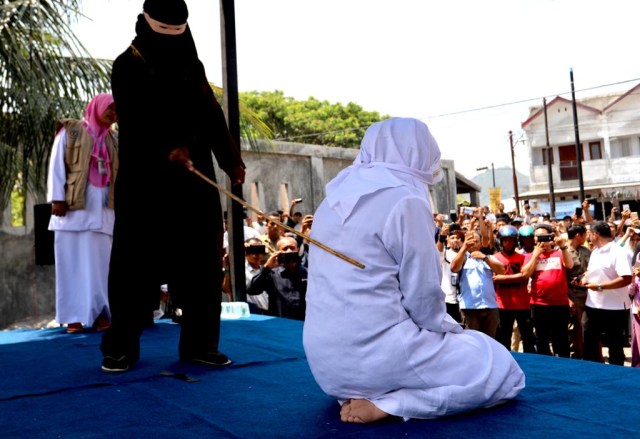 Ilustrasi pelaksanaan hukuman cambuk di Aceh oleh algojo yang memakai pakaian tertutup, 20 Maret 2019. Foto: Suparta/acehkini