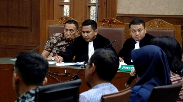 Terdakwa Sekjen KONI Ending Fuad Hamidy (kiri) saat menjalani sidang atas kasus dugaan korupsi di Pengadilan Tipikor, Jakarta, Kamis (4/4). Foto: Irfan Adi Saputra/kumparan
