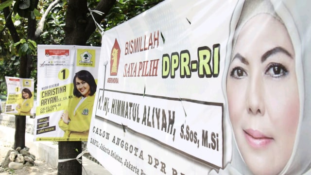 Alat Peraga Kampanye, Di Pohon