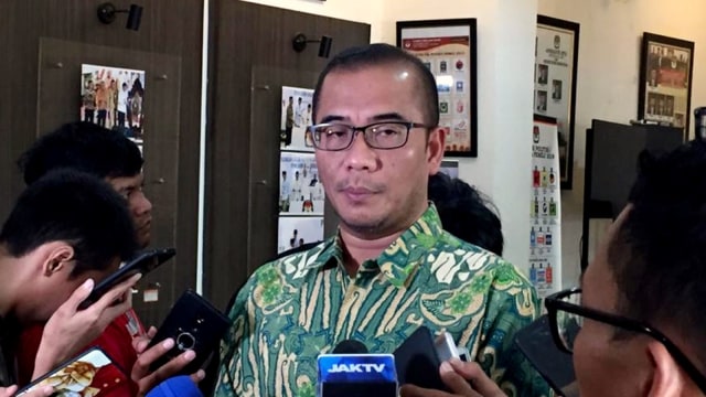 Komisioner KPU, Hasyim Asyari, di kantor KPU Pusat, Jakarta, Kamis (4/4). Foto: Efira Tamara Thenu/kumparan