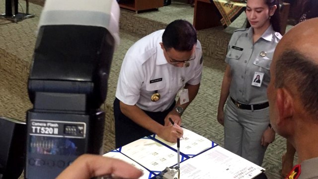 Penandatanganan MoU dan PKS Samsat Online Nasional III antara Polri dan beberapa pihak terkait termasuk Pemprov DKI Jakarta di NTMC. Foto: Ferry Fadhlurrahman/kumparan