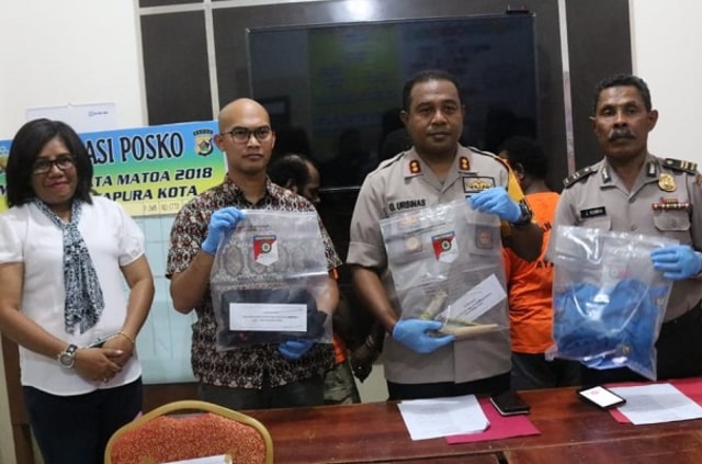 Kapolresta Jayapura, AKBP Gustav Urbinas saat menunjukkan barang bukti pengeroyokan. (BumiPapua.com/Liza)   