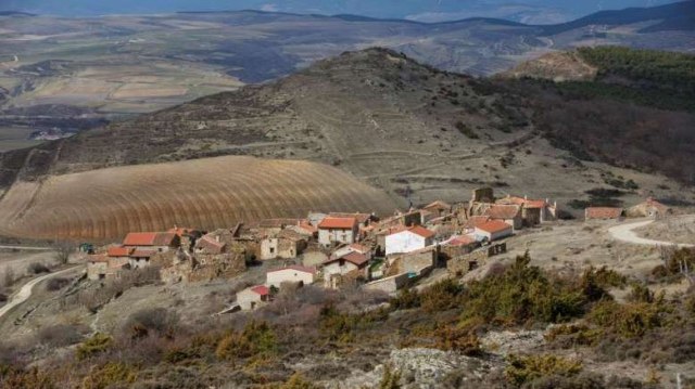 Desa Sarnago adalah salah satu desa yang ditinggalkan penduduknya di Spanyol. Foto: AFP