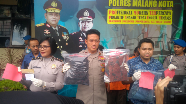 Tim kepolisian dari Polres Malang Kota dalam rilis kasus pembunuhan, Kamis (4/4).