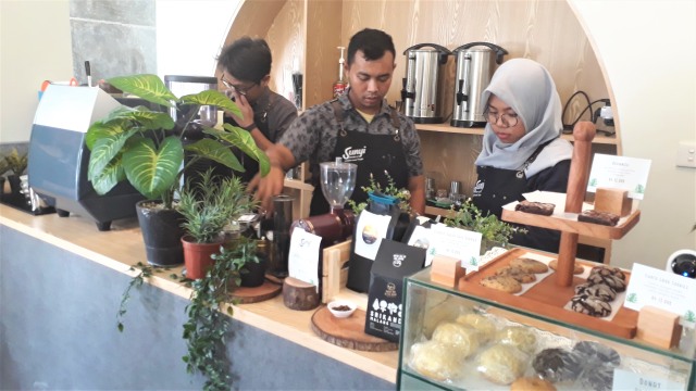 Barista Sunyi House of Coffee and Hope