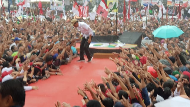 Jokowi salami satu-satu warga yang berada di barisan depan. (foto: irsyam faiz)