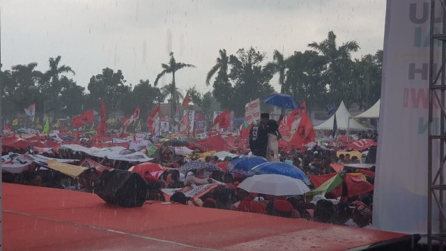 Kampanye Jokowi di Tegal Diguyur Hujan, Ribuan Pendukung Bertahan 