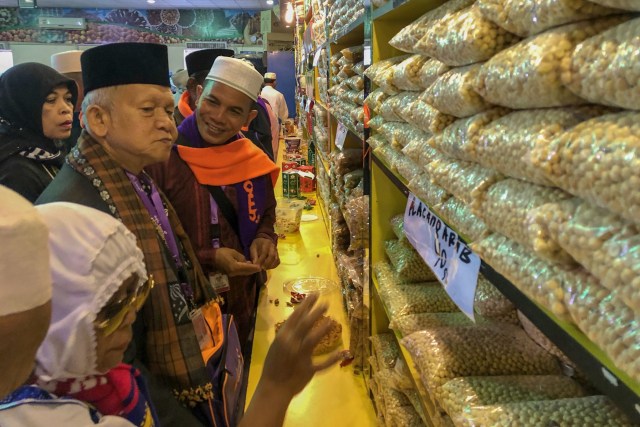 Jemaah umrah membeli kacang Arab di pasar Madinah. Foto: Suparta/acehkini