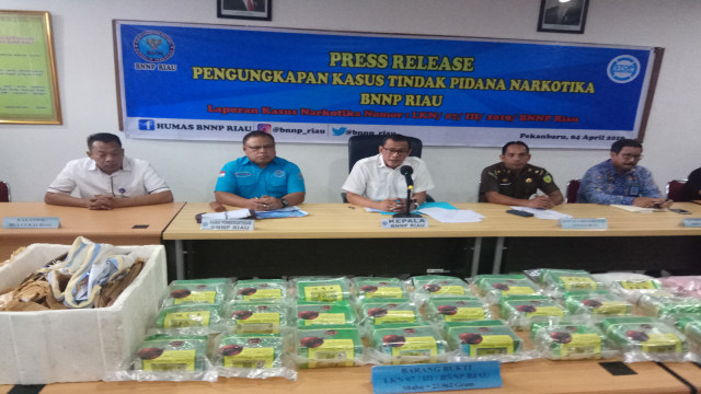 BADAN Narkotika Nasional (BNN) Riau ekspose penangkapan 24 Kg dan 13 ribu butir pil ekstasi asal Malaysia yang dibawa menggunakan modus seolah-olah penjual sayur-mayur, Kamis, 4 April 2019. 