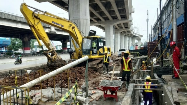 Saluran air yang dibangun Waskita Karya di Proyek Tol Becakayu di Cawang untuk atasi banjir Foto: Resya Firmansyah/kumparan