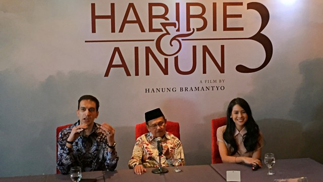 Manoj Punjabi, B.J. Habibie dan Maudy Ayunda di jumpa pers film ‘Habibie & Ainun 3’. Foto: Sarah Yulianti Purnama/kumparan