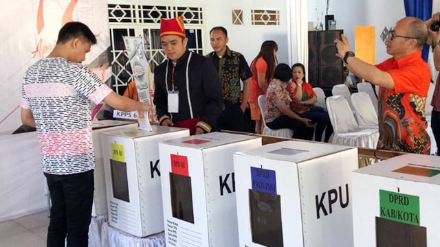 Simulasi pelaksanaan proses pemungutan hingga perhitungan suara pada Pemilihan Umum 2019 yang dilakukan Komisi Pemilihan Umum (KPU) Kabupaten Minahasa