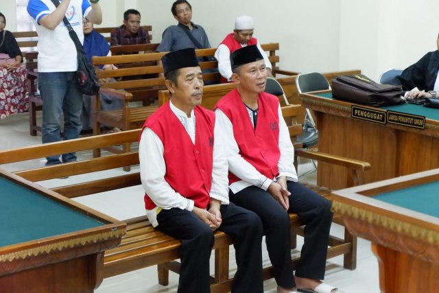 Din Martin Salim (48) dan Abdul Kodir (65) saat menjalani sidang tuntutan di Pengadilan Negeri (PN) Kelas IA Tanjungkarang, Bandar Lampung, Kamis (4/4) | Foto : Obbie Fernando/Lampung Geh