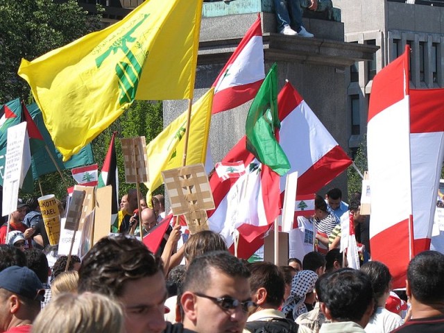 Bendera Hezbollah dan Bendera Lebanon - https://commons.wikimedia.org/wiki/File:Pro-Lebanese_demonstration_in_Stockholm.jpg