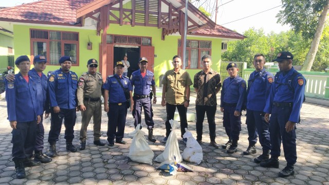 Tim Animal Rescue Damkar Kobar menyerahkan ular kepada SKW II BKSDA Kalteng (Foto: BKSDA Kalteng)