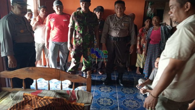 Petugas saat lakukan identifikasi jenasah korban Kasmijan (57), warga Dusun Payak Desa Purwoasri Kecamatan Sukosewu Bojonegoro, yang ditemukan meninggal dunia tercebur di parit di depan rumahnya. Kamis (04/04/2019)
