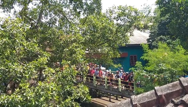 Sejumlah warga tengah menyaksikan proses penangkapan ular sanca berjenis Phyton dari atas Sungai Jenes, Kecamatan Serengan, Kota Solo, pada Kamis (4/4/2019). (Agung Santoso)
