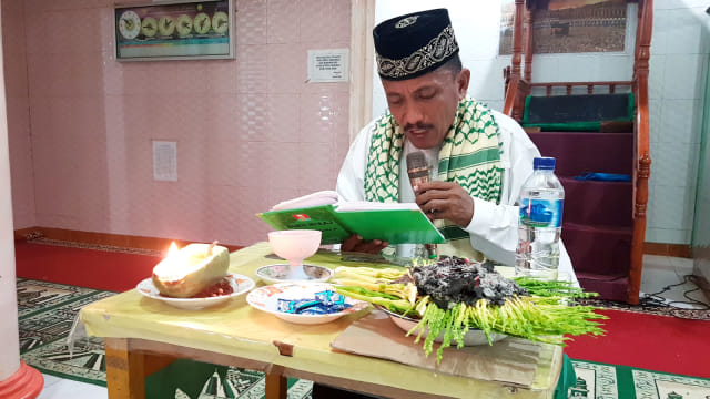 Seorang Imam (Leebi) di Majisd Al-Maghfirah Desa Hutadaa Kecamatan Talaga Jaya, Kabupaten Gorontalo, Saat membacakan Syair Naskah Me'eraji. (jumat, 05/3/. Foto : Burhan Undu/banthayoid)