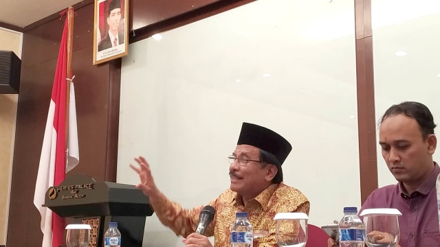 Menteri Sofyan Djalil saat bersilaturahmi dengan sejumlah jurnalis di Banda Aceh, Kamis (4/4) malam. Foto: Adi Warsidi/acehkini