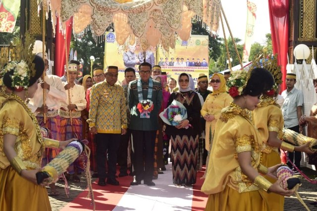 Tarian Adat Alasu sambut Nurdin Abdullah bersama Istri Lies F Nurdin di Bone (Makassar Indeks).