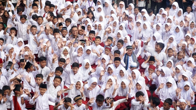 Gubernur DKI Jakarta Anies Baswedan bersama sejumlah siswa saat meninjau Program Pemberian Makanan Tambahan Anak Sekolah (PMTAS) di SDN Kedaung Kali Angke, Jakarta, Jumat (5/4). Foto: Nugroho Sejati/kumparan